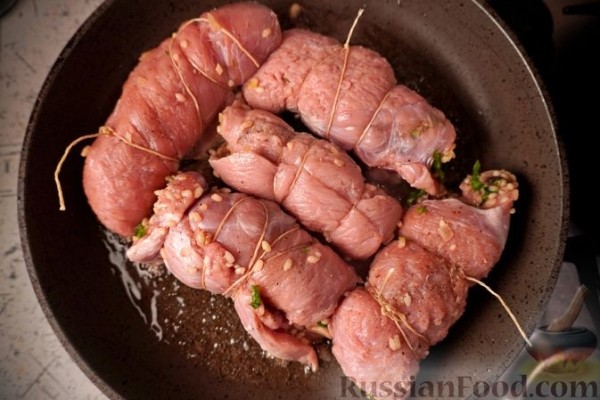 Рулетики из телятины с рисом и грибами, в сметанном соусе