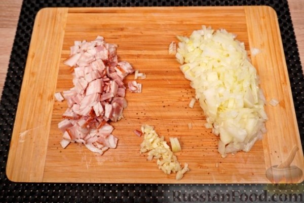 Гуляш с колбасками