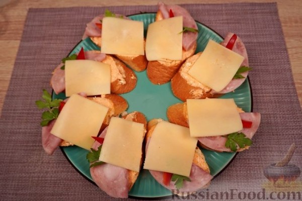 Хлебички (бутерброды с творожной намазкой, ветчиной и сыром)