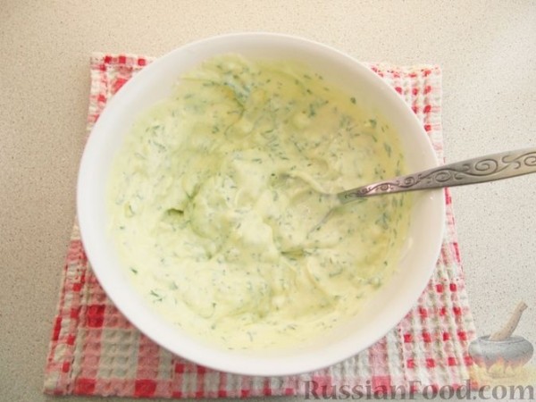 Салат из огурцов, редиса, кукурузы и лука