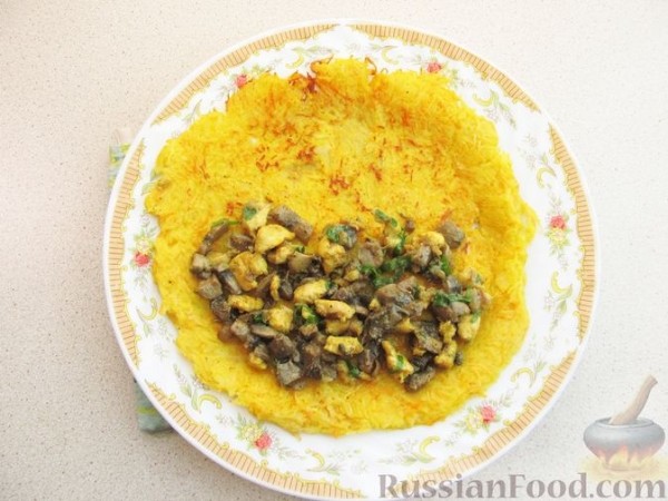 Картофельные драники с курицей, грибами и сыром