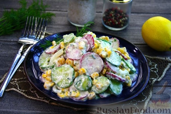 Салат из огурцов, редиса, кукурузы и лука