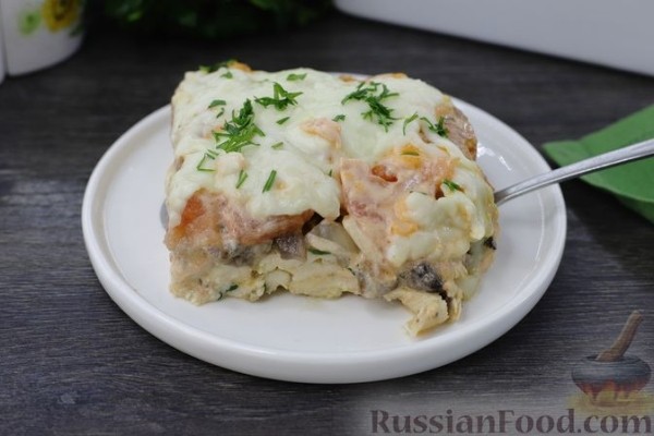 Куриное филе, запечённое с грибами, луком и помидорами
