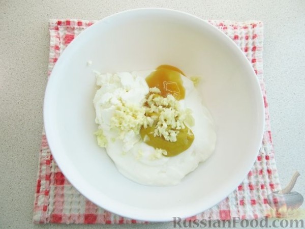 Салат из огурцов, редиса, кукурузы и лука