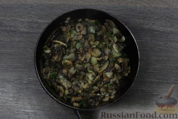 Куриное филе, запечённое с грибами, луком и помидорами