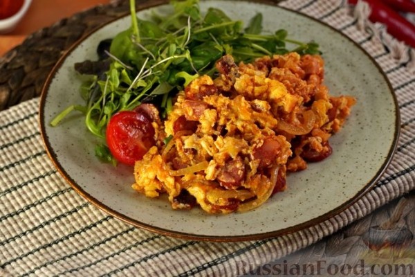 Яичница-болтунья с беконом и колбасками