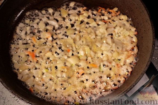 Свиные рёбра, тушенные с капустой, фасолью и помидорами