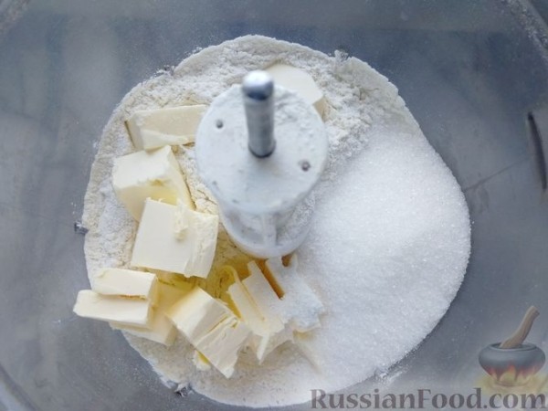 Насыпной пирог с ревенем, творогом и корицей