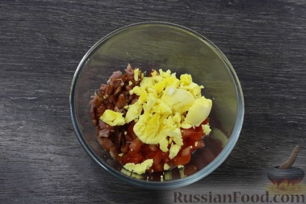 Яйца, фаршированные беконом и помидором
