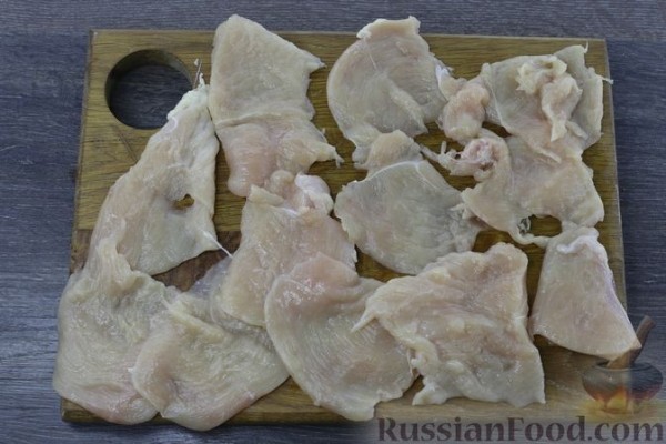 Куриное филе, запечённое с грибами, луком и помидорами