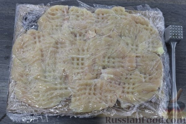 Куриное филе, запечённое с грибами, луком и помидорами