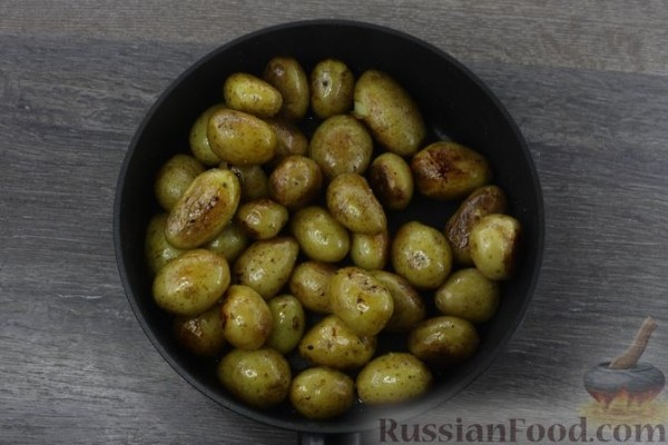 Жареная отварная молодая картошка с грибами и мёдом