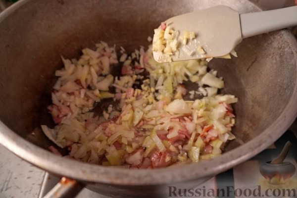 Гуляш с колбасками