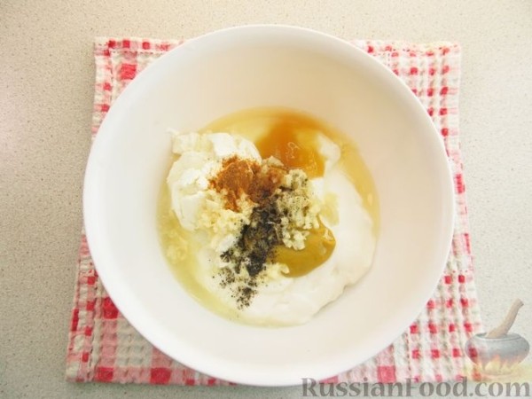 Салат из огурцов, редиса, кукурузы и лука