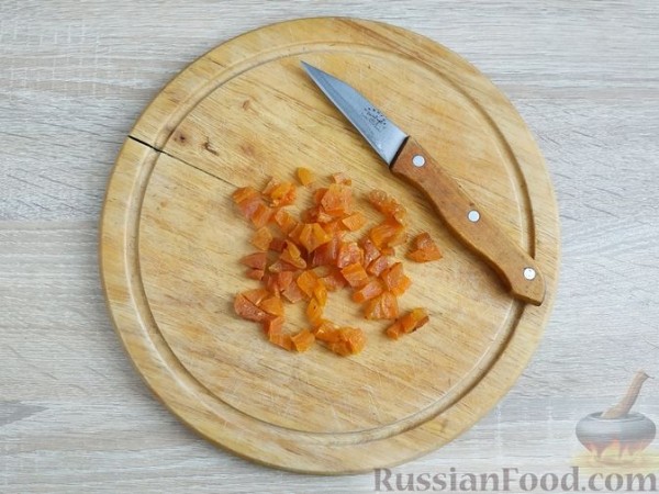 Сладкий омлет с творогом и курагой