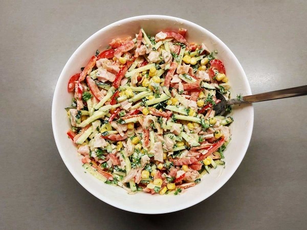 Салат с копченой курицей и овощами