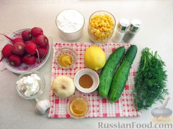 Салат из огурцов, редиса, кукурузы и лука
