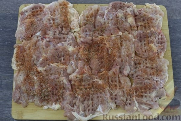 Куриные бёдрышки с ананасами и сыром, запечённые с картофелем