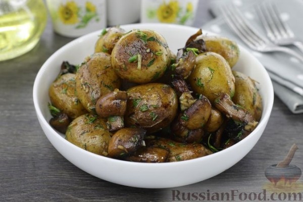 Жареная отварная молодая картошка с грибами и мёдом