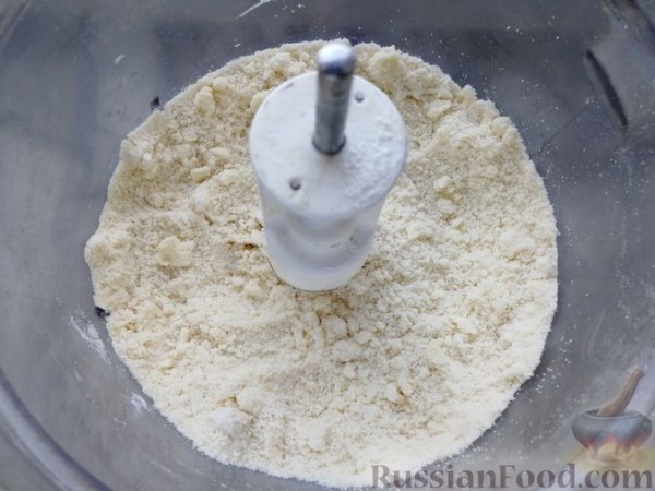 Насыпной пирог с ревенем, творогом и корицей