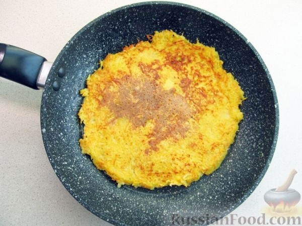 Картофельные драники с курицей, грибами и сыром