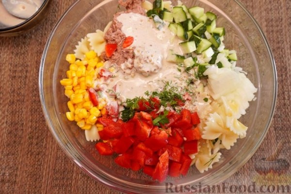 Салат с макаронами, тунцом и овощами