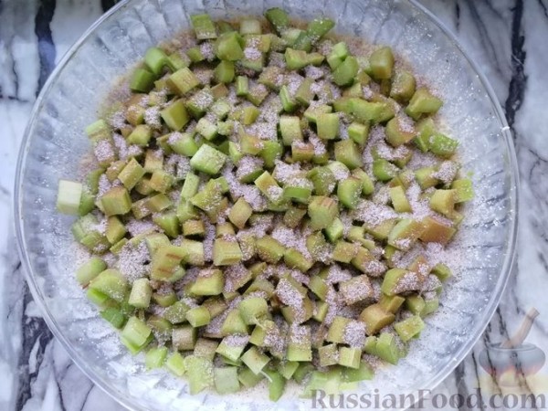 Насыпной пирог с ревенем, творогом и корицей