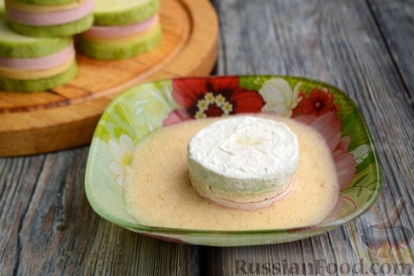 Жареные кабачки с начинкой из колбасы и сыра