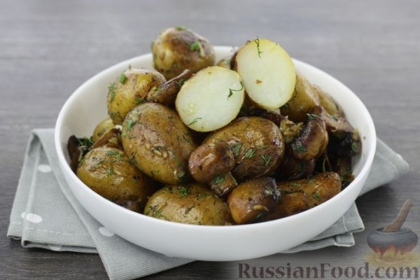 Жареная отварная молодая картошка с грибами и мёдом
