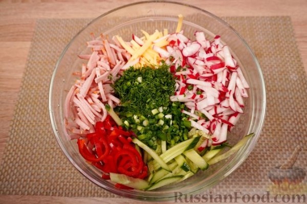 Овощной салат с ветчиной и сыром