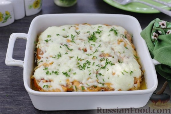 Куриное филе, запечённое с грибами, луком и помидорами