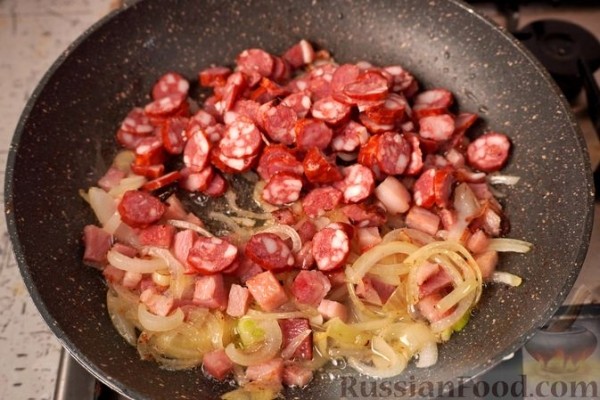 Яичница-болтунья с беконом и колбасками
