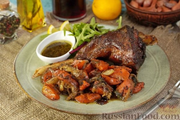 Ножка барашка, запечённая с овощами