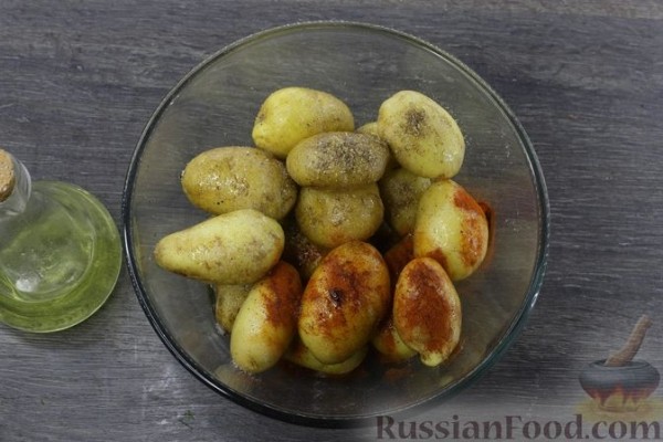 Молодая картошка, запечённая в духовке с сухарями