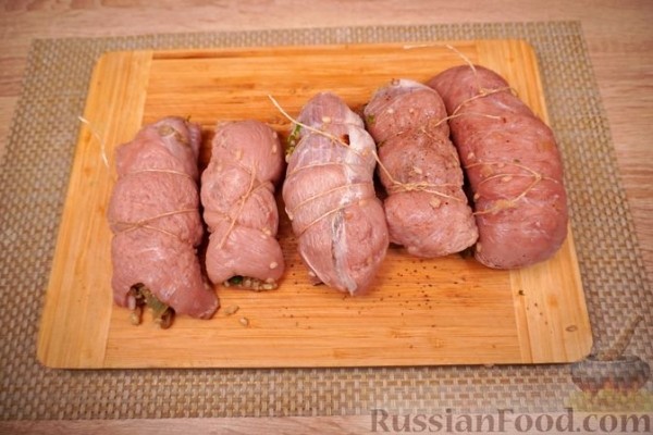 Рулетики из телятины с рисом и грибами, в сметанном соусе