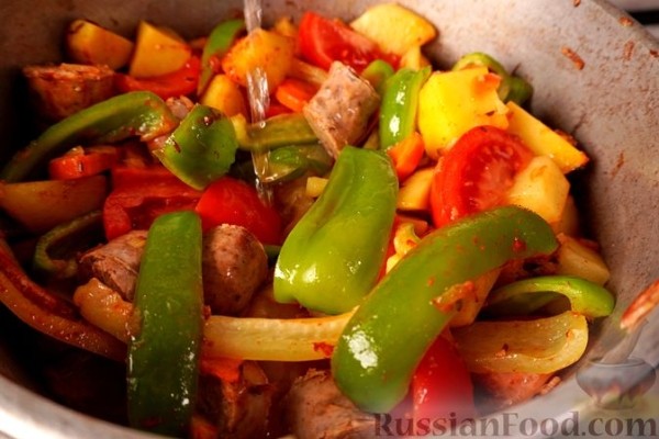 Гуляш с колбасками