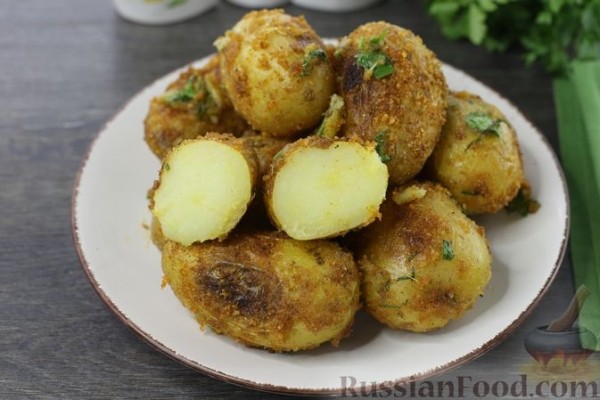 Молодая картошка, запечённая в духовке с сухарями