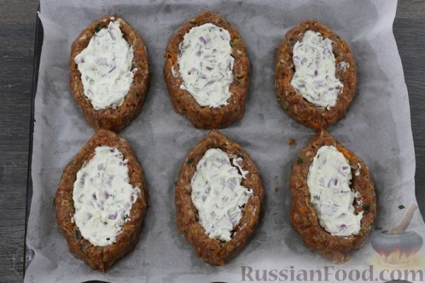 Мясные лодочки с грибами, сыром и помидорами (в духовке)