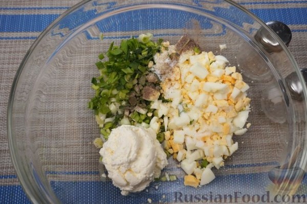 Картофельные булочки с яйцами, зеленью и сыром