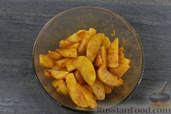 Куриные бёдрышки с ананасами и сыром, запечённые с картофелем