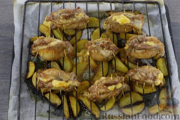 Куриные бёдрышки с ананасами и сыром, запечённые с картофелем
