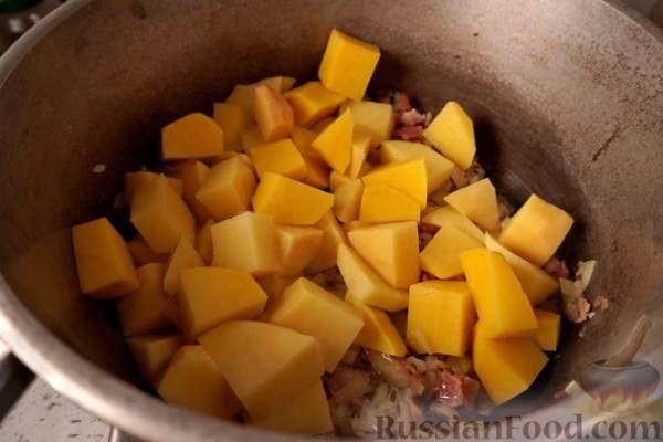 Гуляш с колбасками
