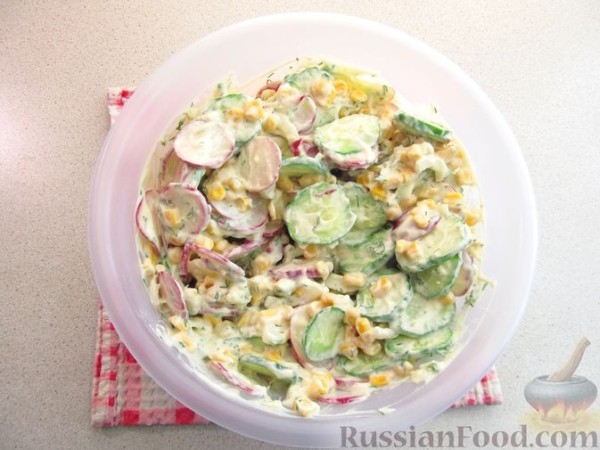 Салат из огурцов, редиса, кукурузы и лука