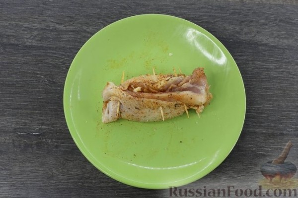 Куриные бёдрышки с ананасами и сыром, запечённые с картофелем