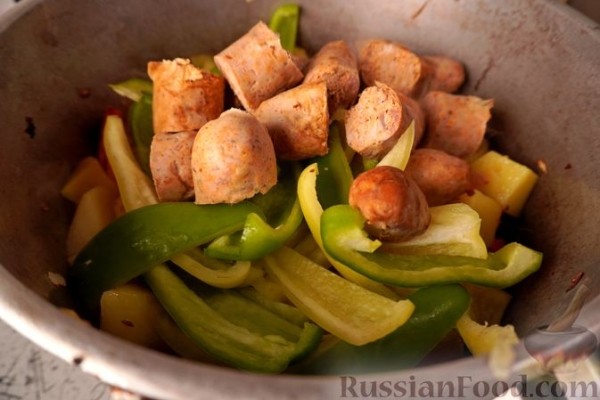 Гуляш с колбасками