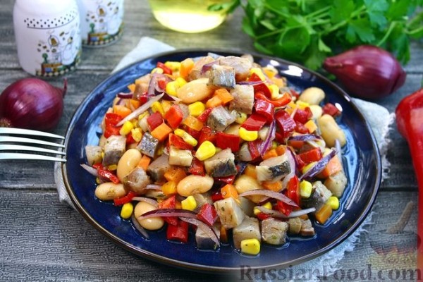 Салат с селёдкой, фасолью, кукурузой и овощами
