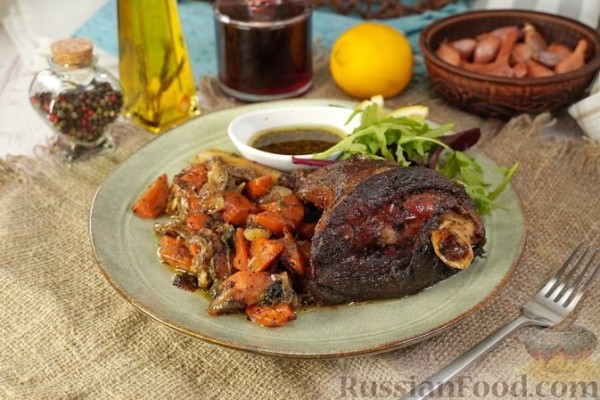 Ножка барашка, запечённая с овощами