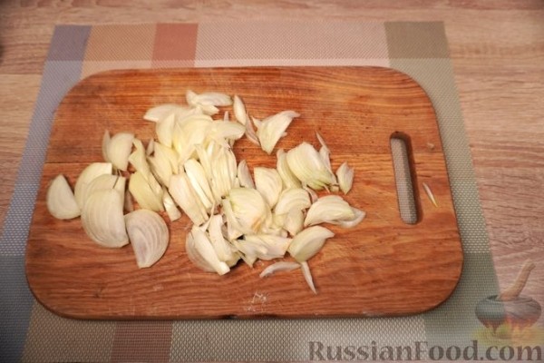 Печень с луком и яблоками по-польски