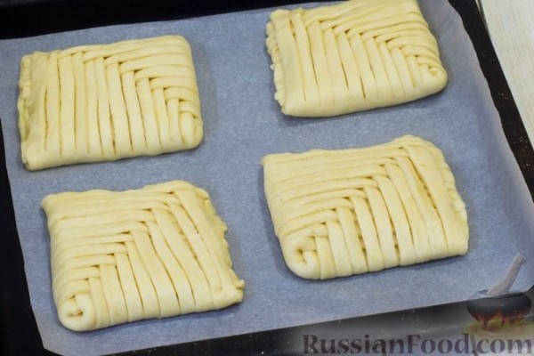 Пирожки из песочно-дрожжевого теста с цитрусовой начинкой