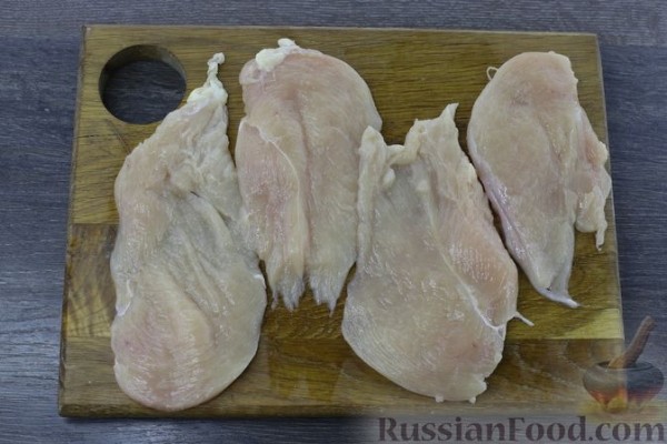 Куриное филе, запечённое с грибами, луком и помидорами